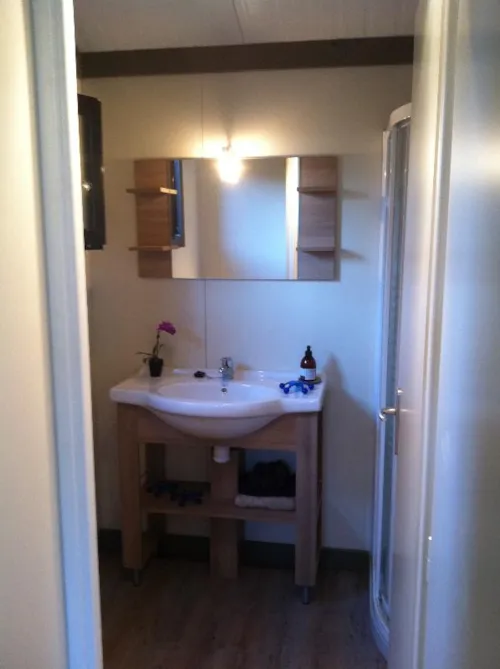 Location - Chalet Sekoya Premium 35M² - 2 Chambres + Terrasse 17M² + Plancha + Tv + Lave-Vaisselle - - image n°8 - Flower Camping  A La Rencontre du Soleil