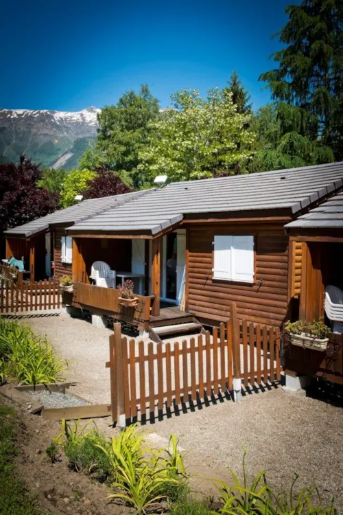 Mietunterkunft - Hütte Montana Premium 35M² - 2 Schlafzimmer + Terrasse 8M² + Plancha + Tv + Geschirrspüler - - image n°1 - Flower Camping  A La Rencontre du Soleil