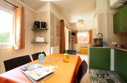 Mietunterkunft - Hütte Montana Premium 35M² - 2 Schlafzimmer + Terrasse 8M² + Plancha + Tv + Geschirrspüler - - image n°2 - Flower Camping  A La Rencontre du Soleil
