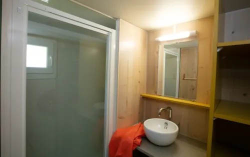 Mietunterkunft - Chalet Montana Komfort 35 M² – 2 Schlafzimmer + Terrasse 8 M² + Plancha + Tv - - image n°5 - Flower Camping  A La Rencontre du Soleil