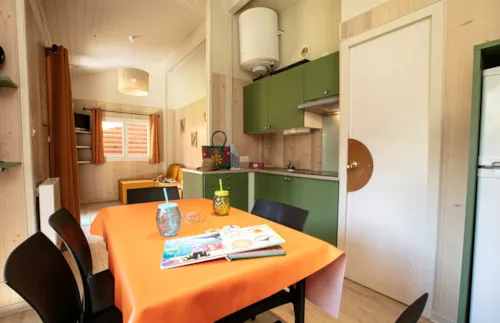 Mietunterkunft - Chalet Montana Komfort 35 M² – 2 Schlafzimmer + Terrasse 8 M² + Plancha + Tv - - image n°3 - Flower Camping  A La Rencontre du Soleil