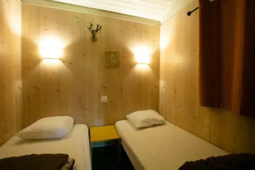 Mietunterkunft - Chalet Montana Komfort 35 M² – 2 Schlafzimmer + Terrasse 8 M² + Plancha + Tv - - image n°6 - Flower Camping  A La Rencontre du Soleil