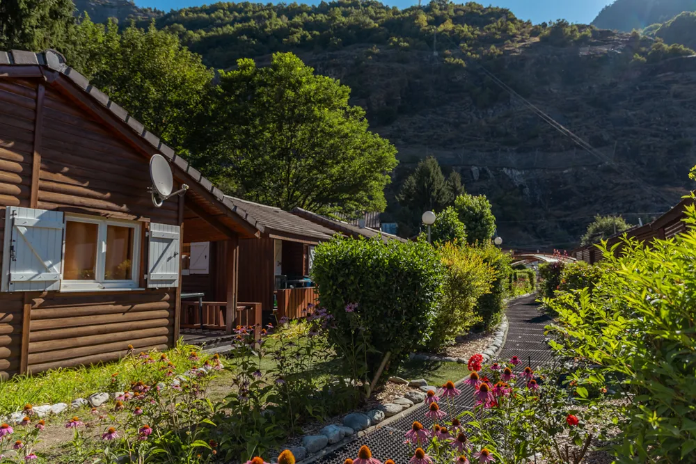 Huuraccommodatie(s) - Chalet Montana Comfort 35 M² - 2 Slaapkamers + Terras 8 M² + Plancha + Tv - - Flower Camping  A La Rencontre du Soleil