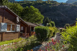 Locatif - Chalet Montana Komfort 35 m² – 2 Schlafzimmer + Terrasse 8 m² + plancha + TV - - Flower Camping  A La Rencontre du Soleil
