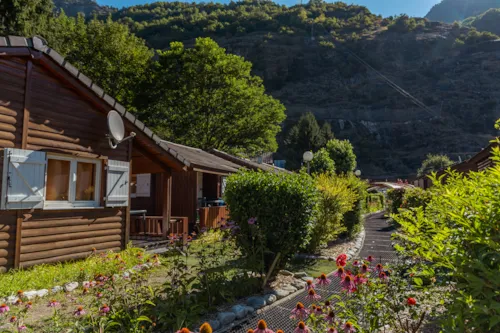 Mietunterkunft - Chalet Montana Komfort 35 M² – 2 Schlafzimmer + Terrasse 8 M² + Plancha + Tv - - image n°1 - Flower Camping  A La Rencontre du Soleil