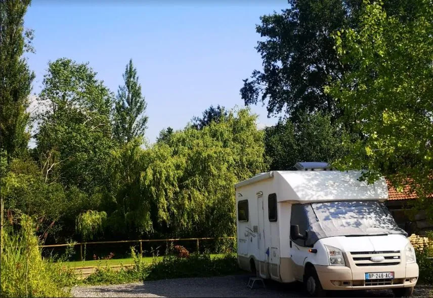 Standplaats + 1 auto + caravan of camper