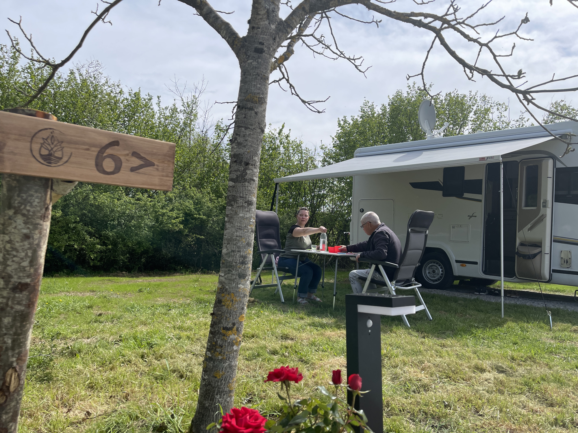 Stellplatz: 1 Zelt, Wohnwagen, Wohnmobil / 1 Auto / Strom