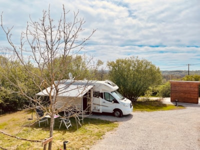 Pitch: 1 tent, caravan or motor home / 1 car / electricity