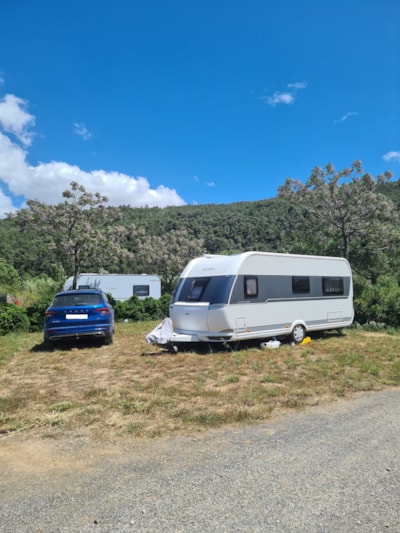 Pitch Confort (1 tent, caravan or motorhome / 1 car + electricity 16A)