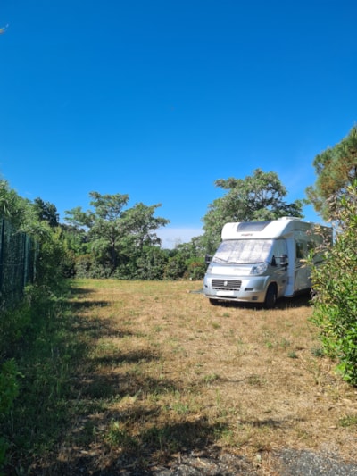Pitch Confort (1 tent, caravan or motorhome / 1 car + electricity 16A)
