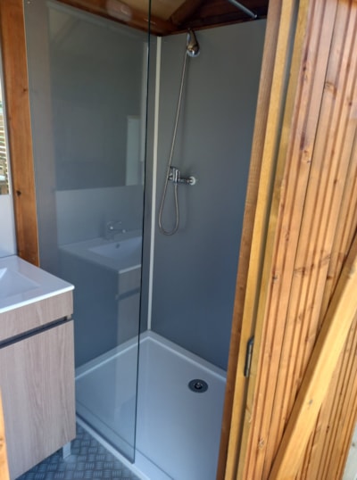 Pitch Freecamp (1 tent, caravan or motorhome / 1 car + electricity 16A) with private facilities