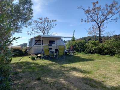 Pitch Confort (1 tent, caravan or motorhome / 1 car + electricity 16A)