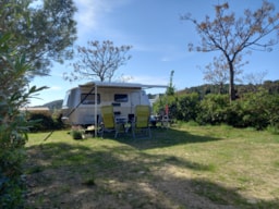 Kampeerplaats(en) - Standplaats Confort  (1 Tent, Caravan Of Camper / 1 Auto + Elektriciteit 16A) - Flower Camping Olivigne
