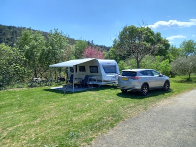 Pitch Confort (1 tent, caravan or motorhome / 1 car + electricity 16A)