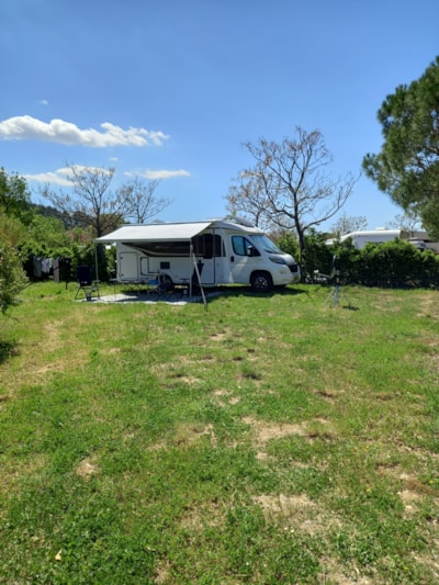 Pitch Confort (1 tent, caravan or motorhome / 1 car + electricity 16A)