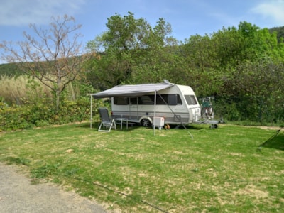 Pitch Confort (1 tent, caravan or motorhome / 1 car + electricity 16A)