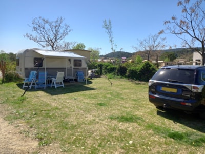 Pitch Confort (1 tent, caravan or motorhome / 1 car + electricity 16A)
