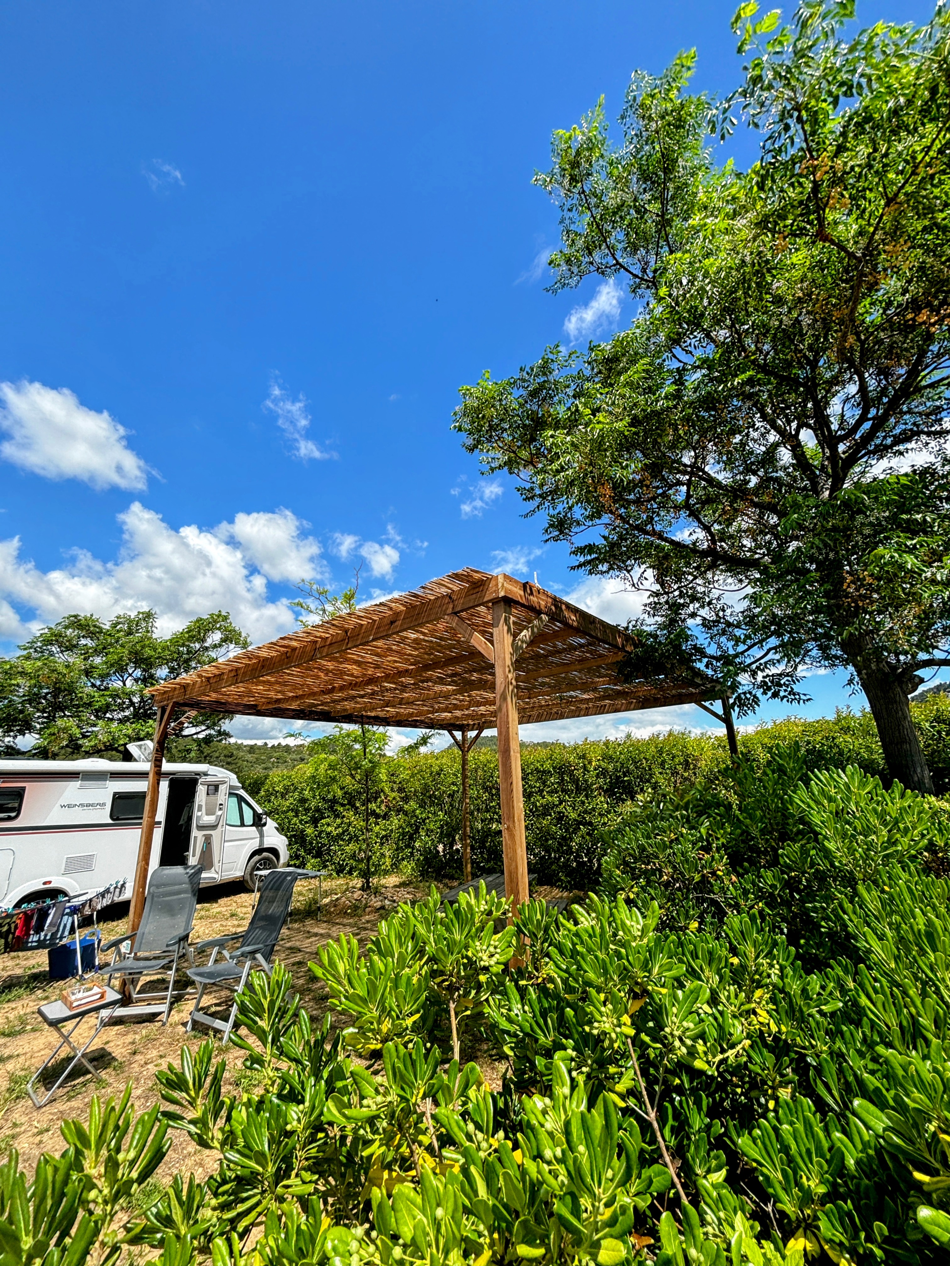 Forfait Premium Pergola 25m² + Kühlschrank (1 Zelt, Wohnwagen und 1 Fahrzeug / Strom 16A)