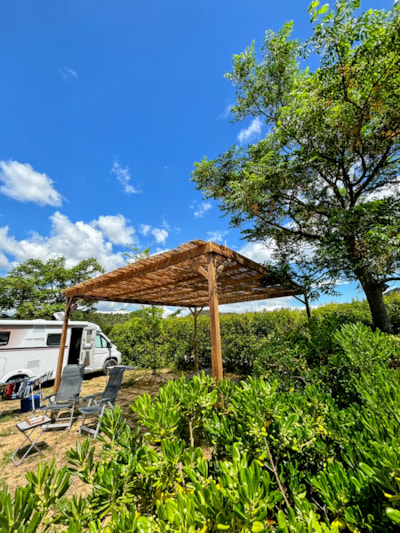 Forfait Confort XXL Pergola 25m² + fridge (1 tent, caravan and 1 vehicle / 16A electricity)