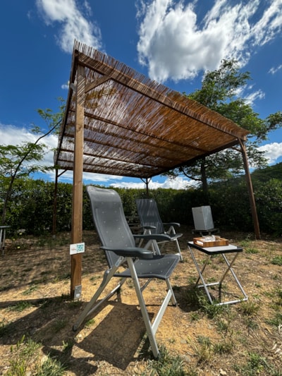 Forfait Confort XXL Pergola 25m² + fridge (1 tent, caravan and 1 vehicle / 16A electricity)