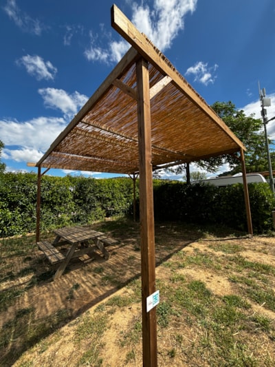 Forfait Confort XXL Pergola 25m² + fridge (1 tent, caravan and 1 vehicle / 16A electricity)