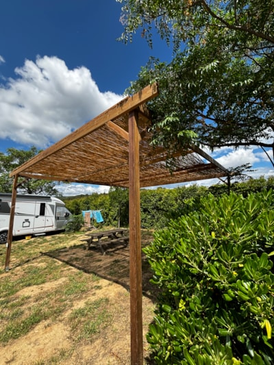 Forfait Confort XXL Pergola 25m² + fridge (1 tent, caravan and 1 vehicle / 16A electricity)