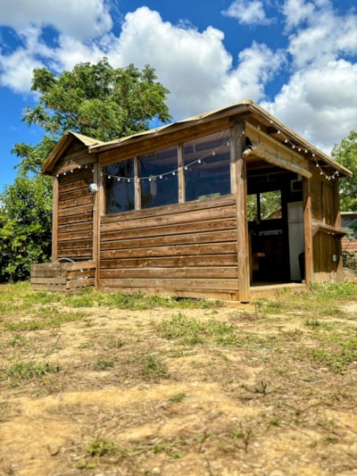 Pitch Freecamp (1 tent, caravan or motorhome / 1 car + electricity 16A) with private facilities