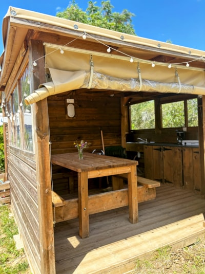 Pitch Freecamp (1 tent, caravan or motorhome / 1 car + electricity 16A) with private facilities