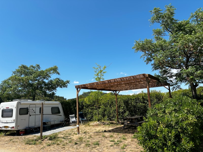 Forfait Confort XXL Pergola 25m² + Kühlschrank (1 Zelt, Wohnwagen und 1 Fahrzeug / Strom 16A)