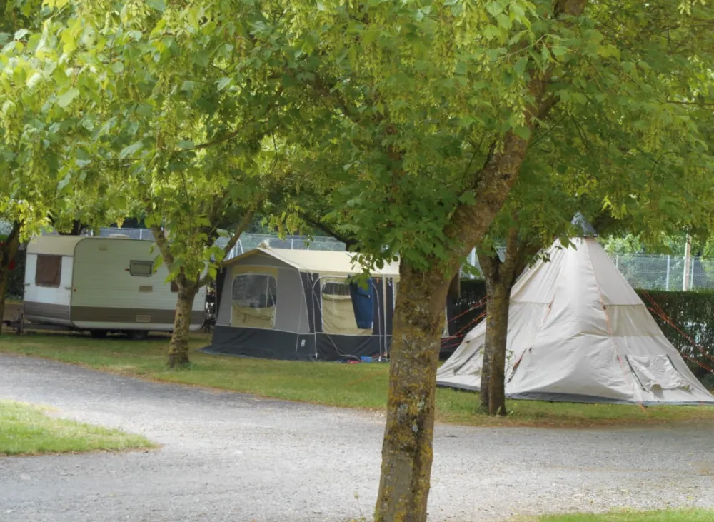 Stellplatz - Stellplatz + 1 Auto + Zelt , Wohnwagen Oder Wohnmobil - Camping municipal du Moulin de l'Horte