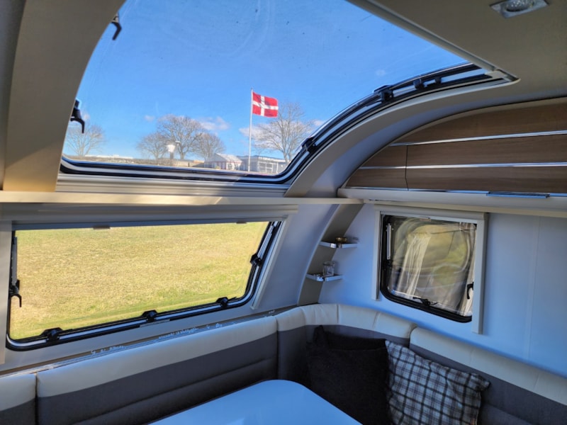 Grote luxe caravan (Adria 593) met ruimte voor maximaal 6 personen