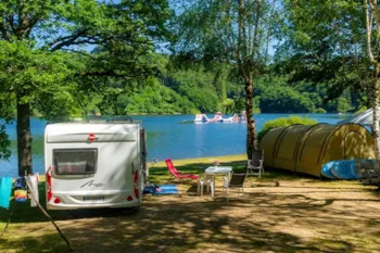 Stellplatz - Essential-Stellplatz | Zelt & Fahrzeug -7M | <100M² | Strom & Kein Wasser | Mit Aussicht - Homair - Camping Domaine des Tours