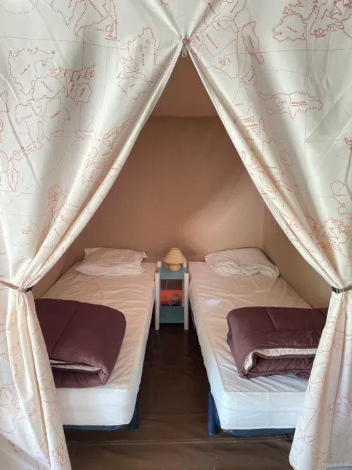Mietunterkunft - Lodge Canada Zelt - 1 Doppelbett + 2 Einzelbetten - - image n°2 - Camping La Vaugelette
