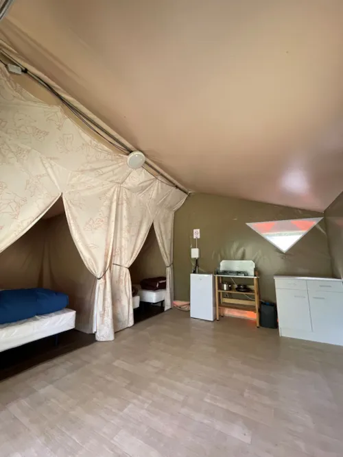 Mietunterkunft - Lodge Canada Zelt - 1 Doppelbett + 2 Einzelbetten - - image n°3 - Camping La Vaugelette