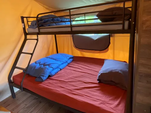 Mietunterkunft - Lodge Kenya Zelt – Mit Allem Komfort: Küche, Toilette Und Badezimmer – 2 Schlafzimmer - image n°4 - Camping La Vaugelette