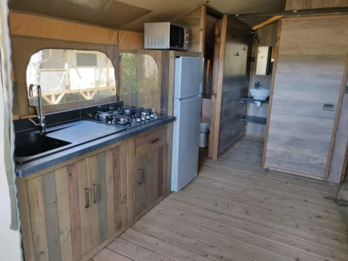 Mietunterkunft - Lodge Kenya Zelt – Mit Allem Komfort: Küche, Toilette Und Badezimmer – 2 Schlafzimmer - image n°6 - Camping La Vaugelette