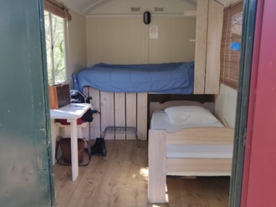Gipsy caravan with private bathroom - 2 single beds -