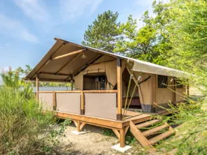 Locatif - Lodge Kenya Zelt – mit allem Komfort: Küche, Toilette und Badezimmer – 2 Schlafzimmer - Camping La Vaugelette