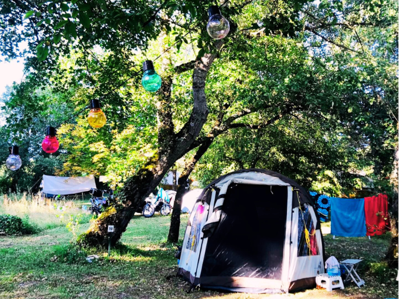 1 tente ou 1 camping-car/van sans électricité