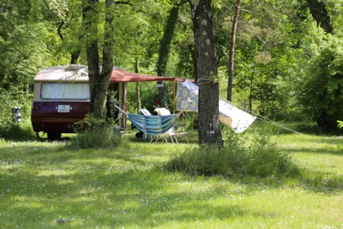 Stellplatz - 1 Zelt Oder 1 Wohnmobil/Van Mit Strom - image n°2 - Camping La Vaugelette