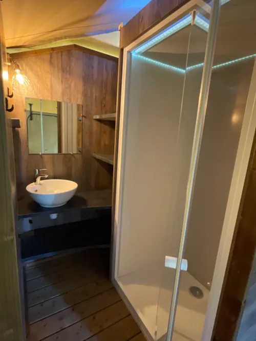 Mietunterkunft - Lodge Kenya Zelt – Mit Allem Komfort: Küche, Toilette Und Badezimmer – 2 Schlafzimmer - image n°5 - Camping La Vaugelette