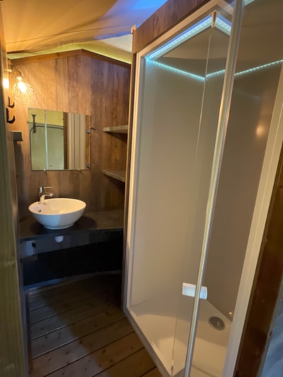 Lodge Kenya tent - all comfort: kitchen, toilet and bathroom - 2 bedrooms