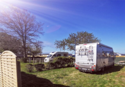 Emplacement - Emplacement + Électricité + Sanitaire Privé - Camping Landrezac Plage