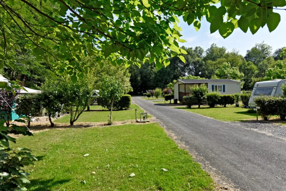 Kampeerplaats(en) - Forfait Camping (Standplaats, 1 Voertuig) - Camping Onlycamp Le Val Joyeux