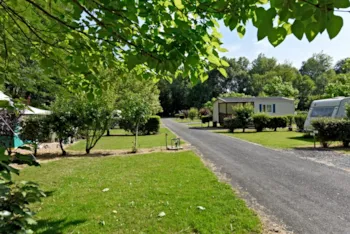 Stellplatz - Camping-Pauschale (Stellplatz, 1 Fahrzeug) - Camping Onlycamp Le Val Joyeux