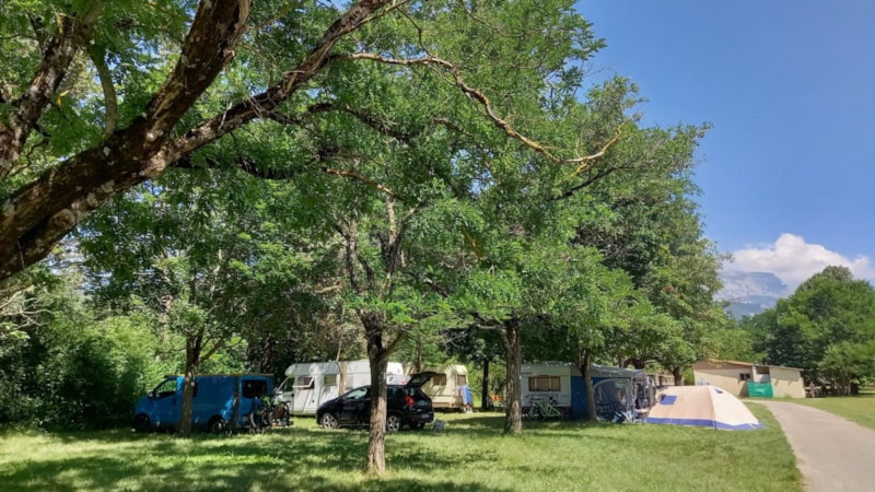 Forfait camping (emplacement, 2 personnes, 1 véhicule)