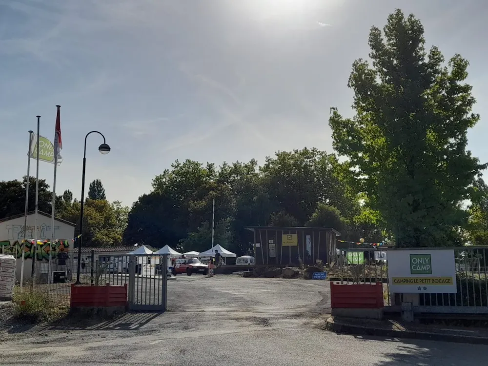 Emplacement - Forfait Camping (Emplacement, 2 Personnes, 1 Vehicules) 2/6 Personnes - Camping Onlycamp Le Petit Bocage
