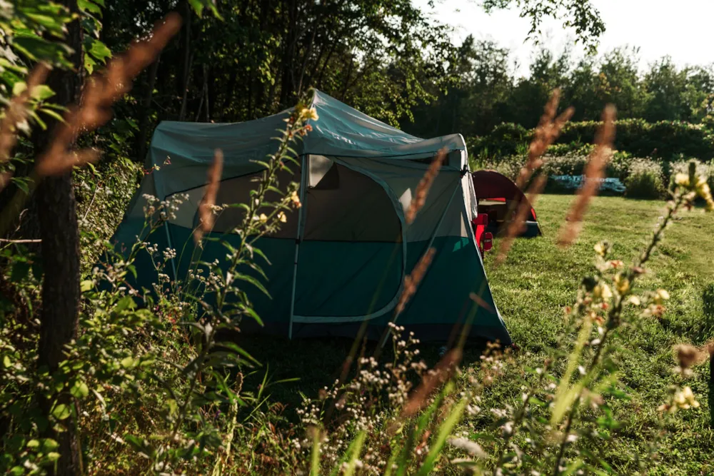 Emplacement - Emplacement Tente Confort Emplacement 100M² Avec Électricité 6A - Village Glamping Le Pré Des Chênes