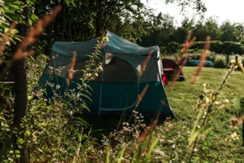 Pitch - Package Confort Pitch 100M² + Electricity 6A - Village Glamping Le Pré Des Chênes