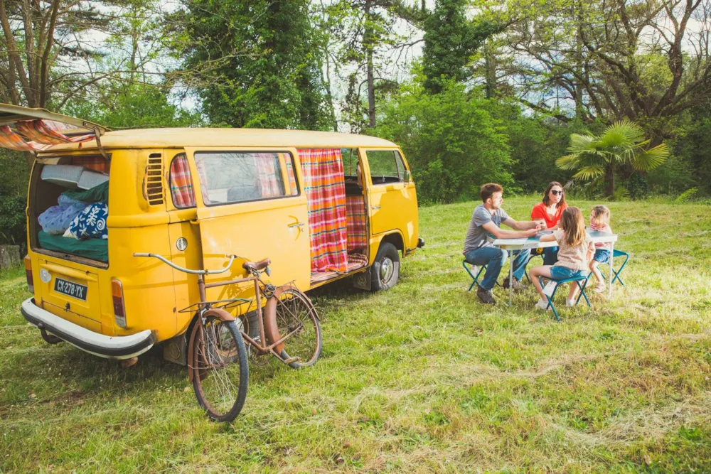 Stellplatz - Stellplatz Für Wohnwagen Oder Wohnmobil - Camping et Lodges de Coucouzac